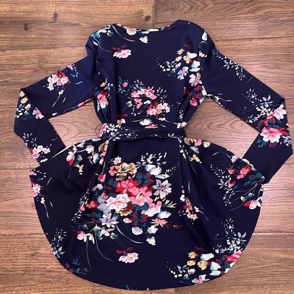 Size Small Hi-Lo, Floral Print Blouse - Picture 2 of 2